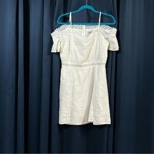 Nikibiki off shoulders dress with lace